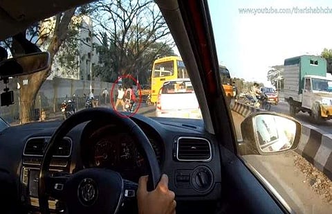 ഹെല്മറ്റില്ലാതെ വണ്ടിയോടിച്ചതിന് യുവാക്കള്ക്ക് നേരെ പൊലീസുകാരന്റെ ഷൂ ഏറ്