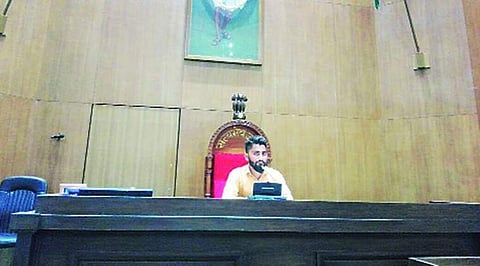 ഗുജറാത്ത് സ്പീക്കറുടെ കസേരയില് വഴിപോക്കന്