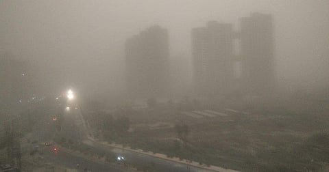 ഡല്ഹിയില് ശക്തമായി മഴയും പൊടിക്കാറ്റും; 24 വിമാനങ്ങള് വഴിതിരിച്ചുവിട്ടു