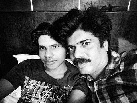 സ്കൂളില് പോകാത്ത, മുടി നീട്ടി വളര്ത്തുന്ന, ദിവസവും മൂന്ന് സിനിമ കാണുന്ന പ്ലസ്ടൂക്കാരന് മകനെക്കുറിച്ച് ഈ അച്ഛന് അഭിമാനമാണ്