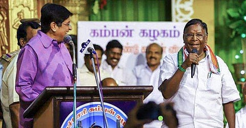 ഗവര്ണര് പ്രസംഗിച്ചു, മുഖ്യമന്ത്രി മൊഴിമാറ്റി; തമ്മില് ഇടഞ്ഞുനിന്നിരുന്നവര് വേദിയില് സൗഹൃദം പങ്കിട്ടു