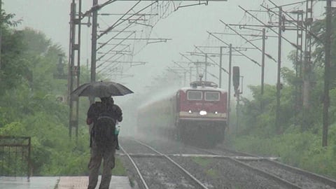 ശക്തമായ കാറ്റും മഴയും: കോട്ടയം പാതയില് ട്രെയിന് ഗതാഗതം തടസപ്പെട്ടു