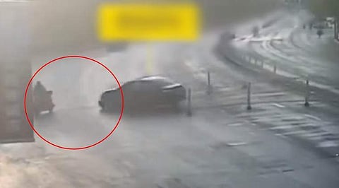 പാഞ്ഞടുത്ത കാറിന് മുന്നില് നിന്ന് ബൈക്ക് യാത്രക്കാരന് അത്ഭുതകരമായ രക്ഷപ്പെടല്: വീഡിയോ കാണാം