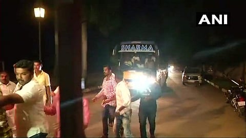 ജെഡിഎസ് എംഎല്എമാര് ഹൈദരാബാദിലെത്തി; സംഘത്തില് 36പേര്; കോണ്ഗ്രസ് എംഎല്എമാര് കേരളത്തിലേക്ക്