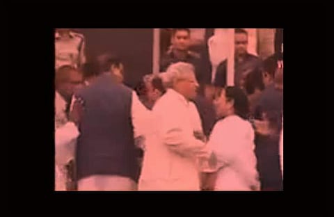 മമതയ്ക്ക് കൈകൊടുത്ത് യെച്ചൂരി; ബെംഗലൂരുവില് കണ്ടത് ബദ്ധവൈരികളുടെ കൂടിച്ചേരല്