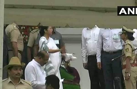 സത്യപ്രതിജ്ഞാ വേദിയിലേക്കു നടന്നു വരേണ്ടിവന്നു, ഡിജിപിയെ പരസ്യമായി ശാസിച്ച് മമത, വിഡിയോ വൈറല്