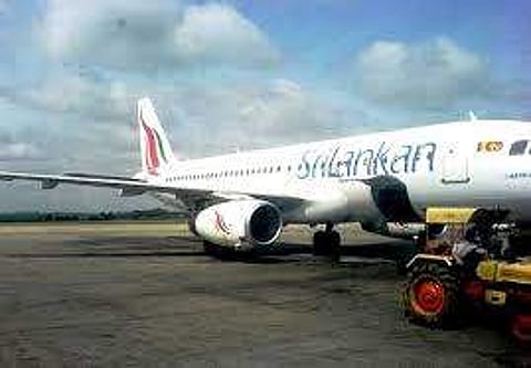 നെടുമ്പാശ്ശേരിയില് കനത്ത കാറ്റില് വിമാനം റണ്വെയില് നിന്ന് തെന്നിമാറി