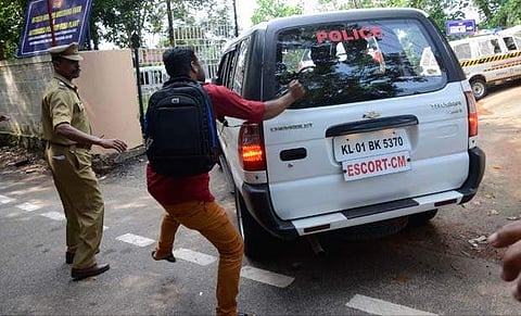 കരിങ്കൊടി കാണിക്കാനെത്തിയ യൂത്ത് കോണ്ഗ്രസ് പ്രവര്ത്തകനെ മുഖ്യമന്ത്രിയുടെ അകമ്പടി വാഹനം ഇടിച്ചു