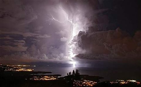 സംസ്ഥാനത്ത് ഇടിയോടു കൂടി കനത്തമഴയ്ക്ക് സാധ്യതയെന്ന് കാലാവസ്ഥ നിരീക്ഷണകേന്ദ്രം