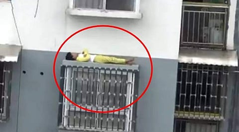 എനിക്ക് കയറാനല്ലേ അറിയൂ, ഇറങ്ങാന് പറ്റില്ല: അച്ഛനോട് വഴക്കിട്ട 12 വയസുകാരന് ഉറങ്ങിയത് അഞ്ചാം നിലയുടെ സണ്സൈഡില്