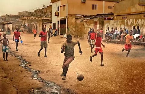 കറപിടിച്ച കൊട്ടാരങ്ങള്ക്ക് മീതെ തീ പിടിച്ച മഴവില്ലുകള്