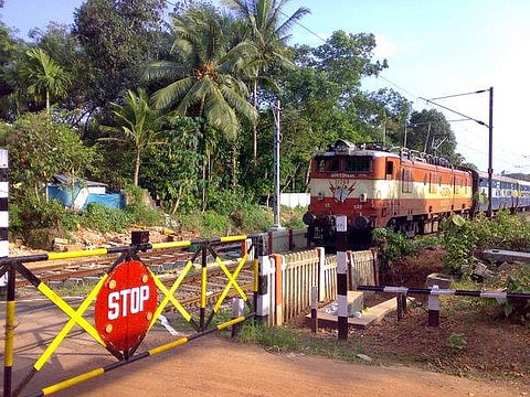 പാമ്പുകടിയേറ്റ വേദനയിലും ഉത്തരവാദിത്തത്തില് വെള്ളം ചേര്ക്കാതെ രഞ്ജിത്ത്; റെയില്വേ ഗേറ്റ് കീപ്പര്ക്ക് നന്ദി പറഞ്ഞ് വാഹനയാത്രക്കാര്
