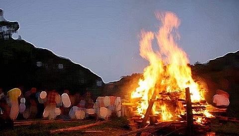 ആകെയുള്ളത് അരസെന്റ് ഭൂമി; റോഡരികില് ചിതയൊരുക്കി അമ്മയുടെ മൃതദേഹം സംസ്കരിച്ചു:
