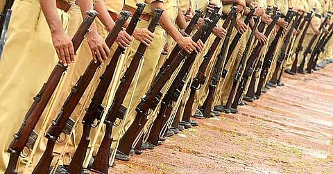 വിരമിച്ച പൊലീസ് ഉദ്യോഗസ്ഥര്ക്കൊപ്പവും ദാസ്യപ്പണി; അടിമപ്പണിക്ക് 700 പൊലീസുകാര്