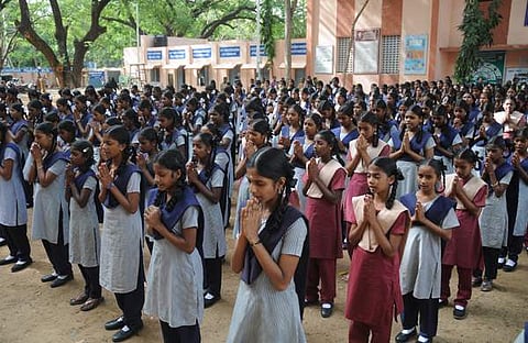 സര്ക്കാര് പരിപാടികളില് ഈശ്വര പ്രാര്ഥന വേണോ? വേണ്ടെന്നു മുഖ്യമന്ത്രി, വേണമെന്ന് സജീന്ദ്രന്, മൗനപ്രാര്ഥന ആയിക്കോട്ടെയെന്ന് പിസി ജോര്ജ്