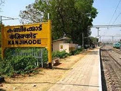 കോച്ച് ഫാക്ടറി: റെയില് ഭവനു മുന്നില് സിപിഎം ധര്ണ; കേന്ദ്രത്തിന് കേരളത്തോടു ശത്രുതയെന്ന് പിണറായി