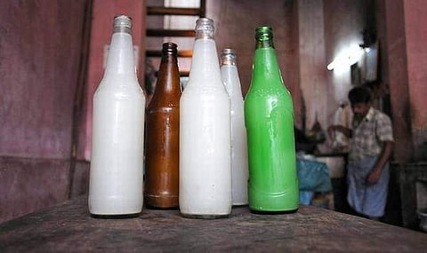 കള്ളുഷാപ്പിന്റെ മുഖം മാറ്റിയാല് പേരുദോഷം മാറും; ഷാപ്പ് തൊഴിലാളികള്ക്ക് യൂണിഫോം, സ്ത്രീകള്ക്കും ട്രാന്സ്ജെന്ഡറുകള്ക്കും പ്രാതിനിധ്യം: റിപ്പോര്ട്ട്