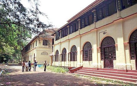 മഹാരാജാസ് കോളെജില് ഡിഗ്രി അലോട്ട്മെന്റ് ലിസ്റ്റില് ക്രമക്കേടെന്ന് പരാതി; വിവരാവകാശം നല്കിയതിന് പ്രിന്സിപ്പല് മോശമായി പെരുമാറിയെന്ന് പരാതിക്കാരന്,സ്വയംഭരണം കിട്ടിയതോടെ തോന്നുംപടിയാണ് കാര്യങ്ങളെന്ന് അധ്യാപകരും