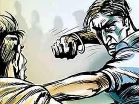 ബൈക്കിന്റെ അമിത വേഗം ചോദ്യം ചെയ്തു; യുവാവിനെ വീട്ടില് കയറി തല്ലി