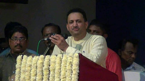 എഴുപതു വര്ഷം ഭരിച്ചത് ഞങ്ങളെങ്കില് ജനങ്ങള് വെള്ളിക്കസേരയില് ഇരുന്നേനെ: അനന്തകുമാര്; ഓരോ ബിജെപിക്കാരനിലും ഒരു ബിപ്ലബ് കുമാര് ഉണ്ടെന്ന് സോഷ്യല് മീഡിയ