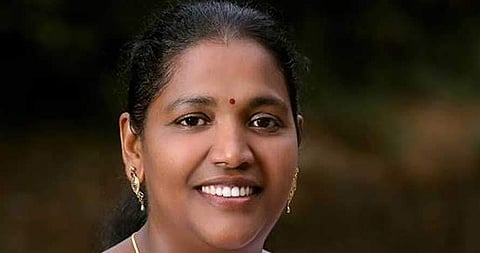 സഹോദരിയുടെ സൊസൈറ്റിക്ക് വഴിവിട്ട് സര്ക്കാര് സഹായം : ഇ എസ് ബിജിമോളോട് സിപിഐ വിശദീകരണം തേടി