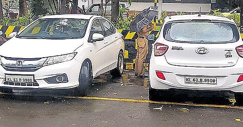 ഹോട്ടലിലെത്തിയ രണ്ട് കാറുകള്ക്ക് ഒരേ നമ്പര്; ദുരൂഹതയെന്ന് പൊലീസ്