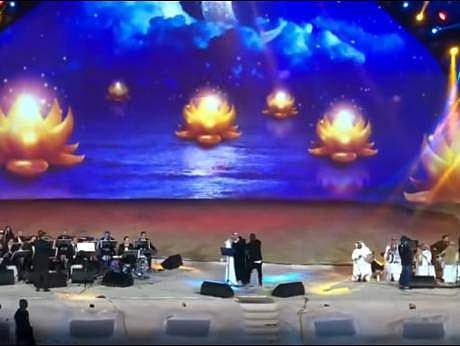 വേദിയിൽ കയറി ഗായകനെ കെട്ടിപ്പിടിച്ചു ; സൗദി സ്ത്രീ അറസ്റ്റിൽ ( വീഡിയോ )