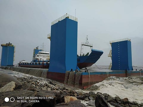 കാറ്റിലും തിരയിലും നിയന്ത്രണം നഷ്ടമായി; അബുദാബി ബാര്ജ് ആലപ്പുഴയില് കരയ്ക്കടിഞ്ഞു