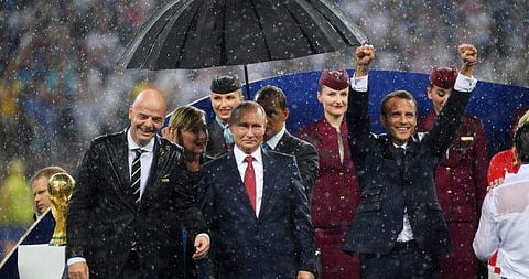 കിരീടം ഫ്രാന്സ് എടുത്തു, പക്ഷേ പുടിന്റെ കുടയാണ് സംസാര വിഷയം