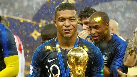 ലോക കപ്പിലെ പ്രതിഫലം ദാനം ചെയ്ത് എംബാപ്പെ; ശരീരം തളര്ത്തിയ കുട്ടികള്ക്കൊപ്പം