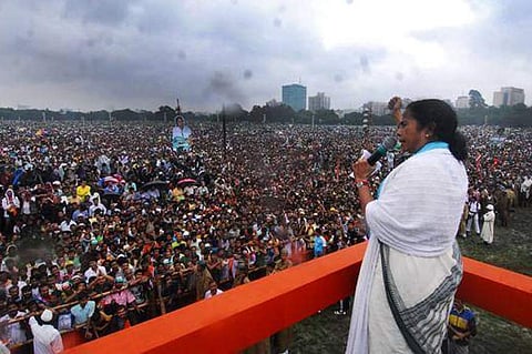 ഒരു പന്തല് കെട്ടാന് അറിയാത്തവര് എങ്ങനെ രാജ്യം കെട്ടിപ്പടുക്കും ; ബിജെപിയെ പരിഹസിച്ച് മമത ബാനര്ജി