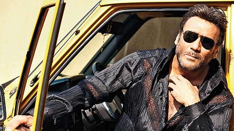 തിരക്കേറിയ റോഡില് ട്രാഫിക്ക് പൊലിസായി ജാക്കി ഷെറോഫ്; വീഡിയോ വൈറല്