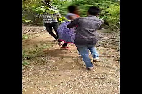 16കാരിയെ അക്രമിസംഘം വലിച്ചിഴച്ച് കാട്ടില് കൊണ്ടുപോയി പീഡിപ്പിച്ചു; വീഡിയോ പ്രചരിപ്പിച്ചതിന് പിന്നാലെ ഒരാള് അറസ്റ്റില്