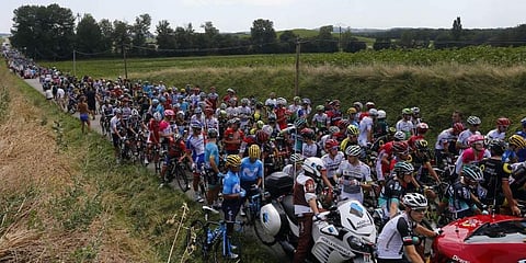 റോഡ് ഉപരോധം, കണ്ണീര്വാതക പ്രയോഗം, കുരുമുളക് സ്പ്രേ; കര്ഷക സമരത്തില് പെട്ടത് ടൂര് ദെ ഫ്രാന്സ് സൈക്ലിങ് താരങ്ങള്