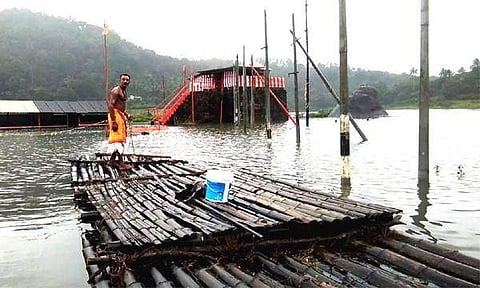 ഇടുക്കിയില് ജലനിരപ്പ് ഉയരുന്നു ; അയ്യപ്പന്കോവില് ക്ഷേത്രം വെള്ളത്തില്