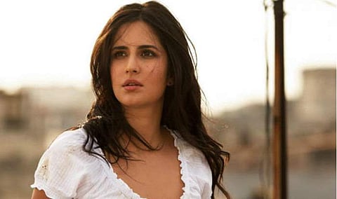 ഇങ്ങനെ കെട്ടിപ്പിടിക്കേണ്ട: ആലിംഗനത്തില് നിന്നും ഒഴിഞ്ഞുമാറി കത്രീന