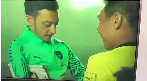 'ഒരു ഓട്ടോഗ്രാഫ് തരുമോ?' മഞ്ഞക്കാര്ഡില് റഫറിക്ക് ഓസിലിന്റെ കൈയ്യൊപ്പ്