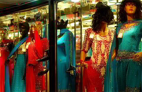 തുണിക്കടയില് ജോലി ചെയ്യുന്നവര്ക്ക് ഇനി ഇരിക്കാം; നിയമ ഭേദഗതിക്ക് മന്ത്രിസഭയുടെ അനുമതി