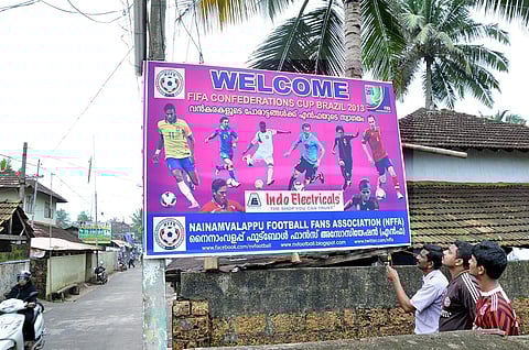 ടീം തോറ്റോ? എങ്കില് ആ ഫ്ലക്സ് തരൂ; കോഴിക്കൂടിനല്ല, ചോര്ന്നൊലിക്കുന്ന കൂരകള്ക്കായി