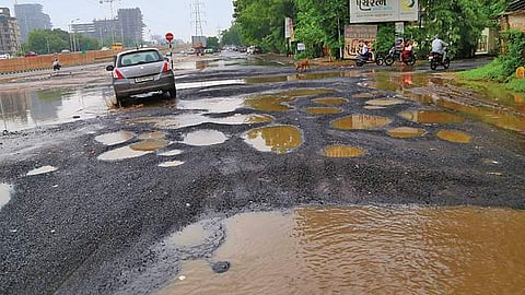 റോഡിലെ കുഴിയെണ്ണി മന്ത്രി മടുത്തു ; എക്സിക്യൂട്ടീവ് എഞ്ചിനീയര്ക്ക് ഉടനടി സസ്പെന്ഷന്