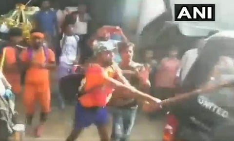 ഭീതി വിതച്ചും അക്രമം തുടര്ന്നും കാന്വാര് യാത്ര ; പൊലീസ് റെഡ് കാര്ഡ് പുറപ്പെടുവിച്ചു,  70 മുസ്ലിം കുടുംബങ്ങള് ഗ്രാമം വിട്ടു, നോണ്വെജ് ഹോട്ടലുകള് പൂട്ടി ( വീഡിയോ )