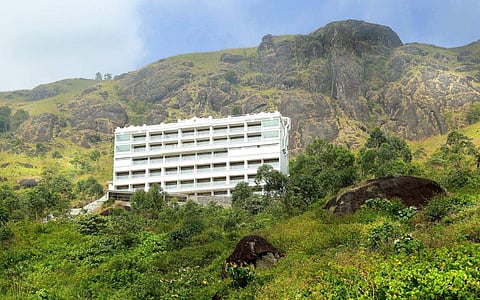 ഇടുക്കിയില് റിസോര്ട്ടിന് സമീപം ഉരുള്പൊട്ടല്; 50 വിദേശികള് കുടുങ്ങിക്കിടക്കുന്നു