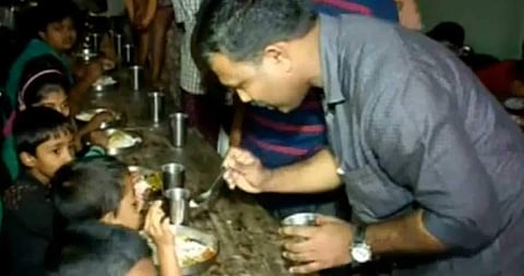 'ചേട്ടാ കുറച്ച് ഉപ്പ് ,കുടിക്കാന് വെളളവും'; കലക്ടറോട് ഒന്നാംക്ലാസുകാരന്റെ നിഷ്കളങ്കമായ ചോദ്യം