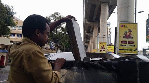 മെട്രോ പാലത്തിലെ കോണ്ക്രീറ്റ് പാളി ഓട്ടോറിക്ഷയ്ക്ക് മേല് അടര്ന്നുവീണു; യാത്രക്കാര് തലനാരിഴയ്ക്ക് രക്ഷപ്പെട്ടു