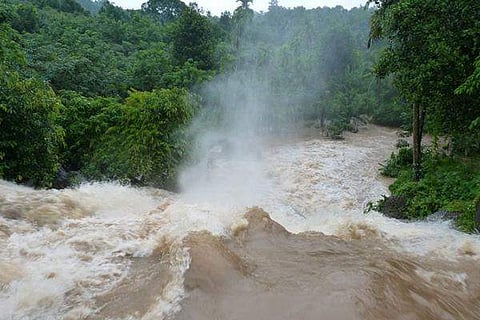 സംസ്ഥാനത്ത് കനത്ത മഴ തുടരുന്നു ; മഴക്കെടുതിയിൽ മരണം ഏഴായി, 12 ജില്ലകളിൽ അതീവ ജാഗ്രതാ നിർദേശം