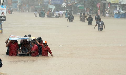 പത്തനംതിട്ടയും ചാലക്കുടിയും ഒറ്റപ്പെട്ടു; തൂതപ്പുഴ ഗതിമാറി ഒഴുകുന്നു; എറണാകുളം വൈപ്പിനില് വെള്ളം കയറുന്നു