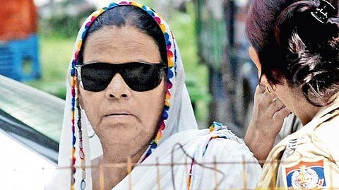 മദ്യക്കടത്ത് മുതല് ക്വട്ടേഷന് കൊലപാതകം വരെ; ഒടുവില് 62കാരിയായ 'മമ്മി' കുടുങ്ങി