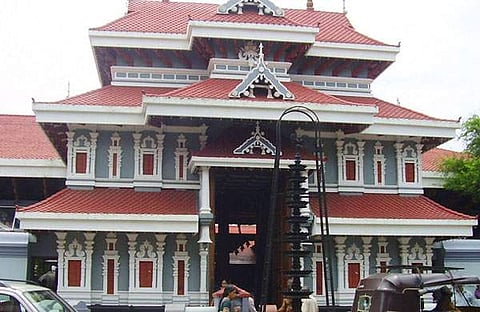 തിരുവമ്പാടി ക്ഷേത്രത്തിലെ തിരുവാഭരണങ്ങള് കാണാനില്ല, മേല്ശാന്തിക്കു ദേവസ്വത്തിന്റെ നോട്ടീസ്; ഗൂഢാലോചനയെന്ന് മേല്ശാന്തി