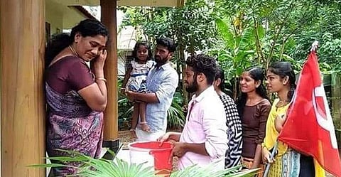 കാതിന് ഇപ്പോള് കമ്മല് വേണ്ട; ദുരിതബാധിര്ക്കായി കമ്മല് ഊരി നല്കി വീട്ടമ്മ