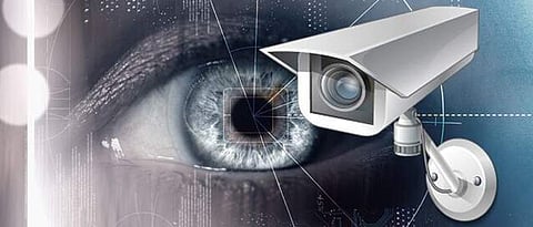 ദുരിതാശ്വാസത്തിന് ലഭിച്ച വസ്ത്രങ്ങള് വീട്ടിലേക്ക് കടത്താന് ശ്രമിച്ച് വനിതാ പൊലീസ്; തുറന്നുകാട്ടി സിസി ടിവി